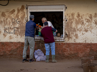 Thousands of volunteers participate in cleaning the areas affected by the floods of October 29 in Valencia. Towns such as Massanassa, Alfafa...