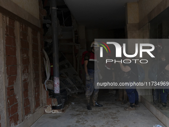 Thousands of volunteers participate in cleaning the areas affected by the floods of October 29 in Valencia. Towns such as Massanassa, Alfafa...