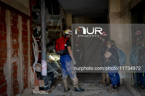 Thousands of volunteers participate in cleaning the areas affected by the floods of October 29 in Valencia. Towns such as Massanassa, Alfafa...