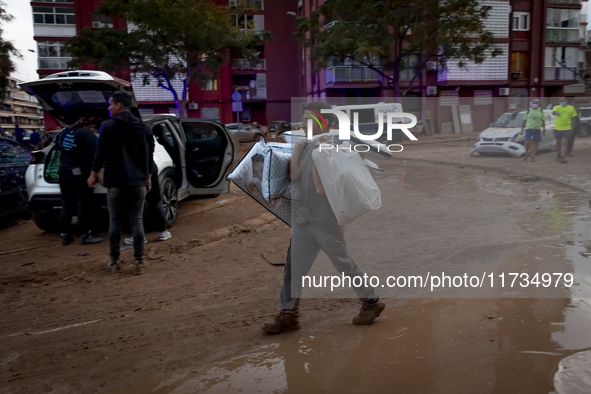 Thousands of volunteers participate in cleaning the areas affected by the floods of October 29 in Valencia. Towns such as Massanassa, Alfafa...