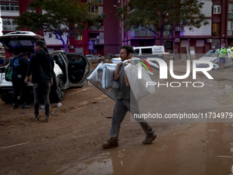 Thousands of volunteers participate in cleaning the areas affected by the floods of October 29 in Valencia. Towns such as Massanassa, Alfafa...