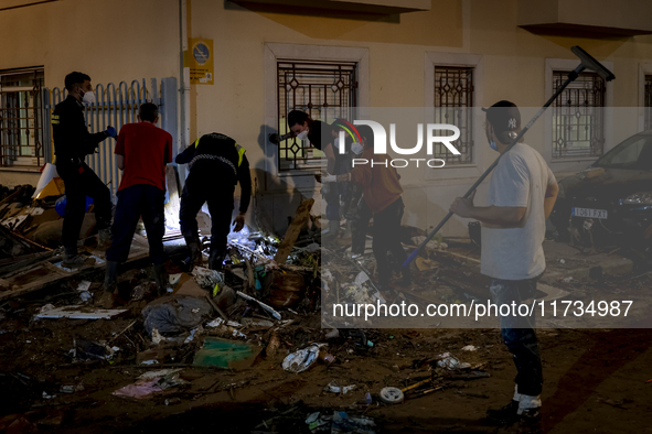 Thousands of volunteers participate in cleaning the areas affected by the floods of October 29 in Valencia. Towns such as Massanassa, Alfafa...