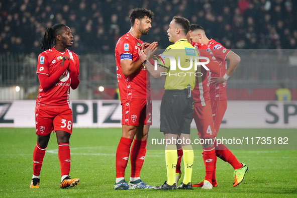 Pablo Mari and the AC Monza team protest against referee Ermanno Feliciani for the disallowance of the goal during the Italian championship...