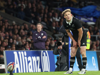 Damian McKenzie of New Zealand kicks the winning point during the Autumn Nations Series International Rugby match between England and New Ze...