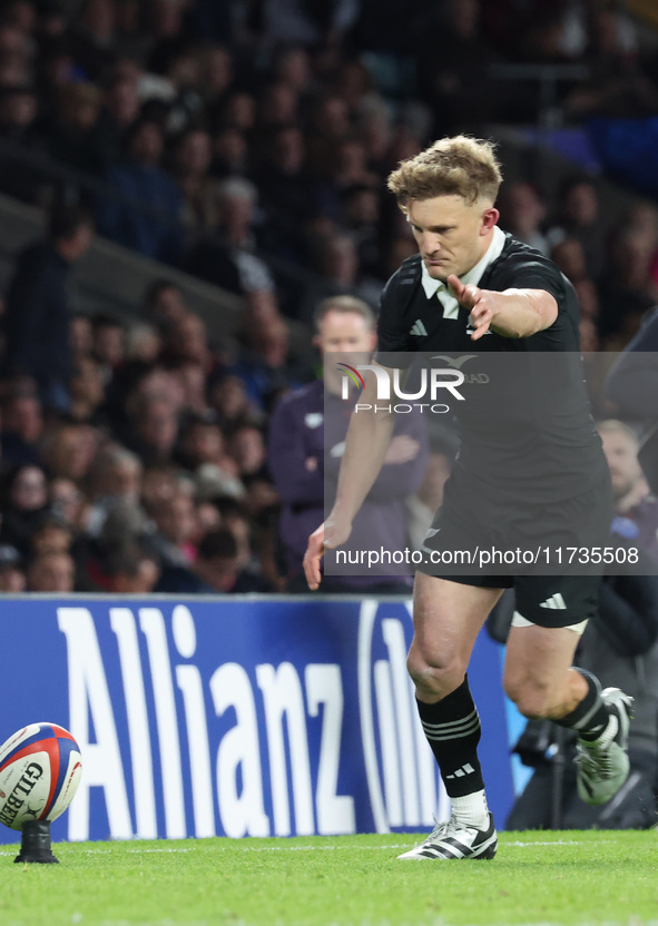 Damian McKenzie of New Zealand kicks the winning point during the Autumn Nations Series International Rugby match between England and New Ze...