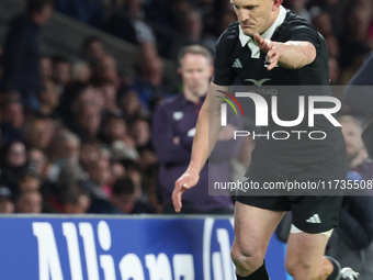 Damian McKenzie of New Zealand kicks the winning point during the Autumn Nations Series International Rugby match between England and New Ze...