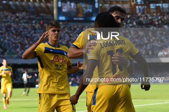 Ademola Lookman of Atalanta BC celebrates with team mates after scoring during the Serie A match between SSC Napoli and Atalanta BC at Stadi...