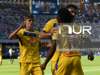 Ademola Lookman of Atalanta BC celebrates with team mates after scoring during the Serie A match between SSC Napoli and Atalanta BC at Stadi...