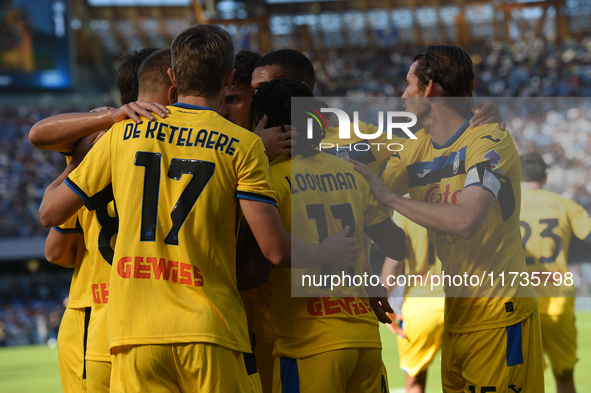 Ademola Lookman of Atalanta BC celebrates with team mates after scoring during the Serie A match between SSC Napoli and Atalanta BC at Stadi...