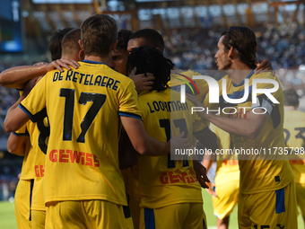 Ademola Lookman of Atalanta BC celebrates with team mates after scoring during the Serie A match between SSC Napoli and Atalanta BC at Stadi...