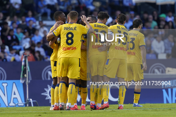 Ademola Lookman of Atalanta BC celebrates with team mates after scoring during the Serie A match between SSC Napoli and Atalanta BC at Stadi...