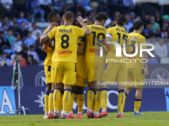 Ademola Lookman of Atalanta BC celebrates with team mates after scoring during the Serie A match between SSC Napoli and Atalanta BC at Stadi...