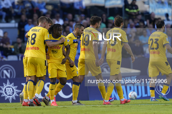 Ademola Lookman of Atalanta BC celebrates with team mates after scoring during the Serie A match between SSC Napoli and Atalanta BC at Stadi...