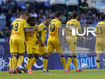 Ademola Lookman of Atalanta BC celebrates with team mates after scoring during the Serie A match between SSC Napoli and Atalanta BC at Stadi...