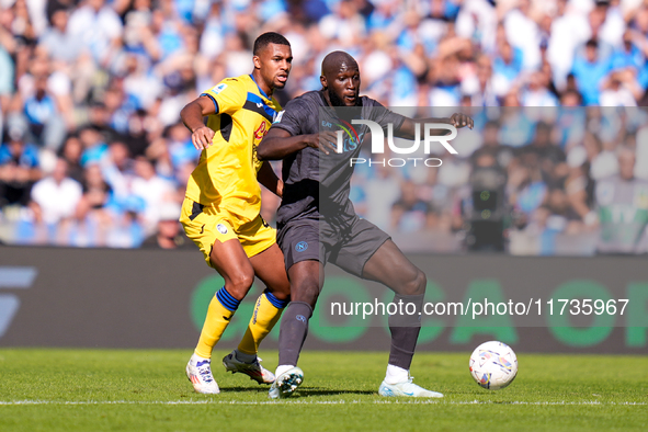 Romelu Lukaku of SSC Napoli and Isak Hien of Atalanta BC compete for the ball during the serie Serie A Enilive match between SSC Napoli and...