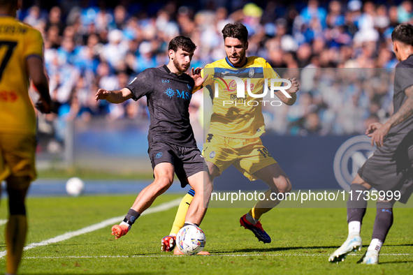 Berat Djimsiti of Atalanta BC and Khvicha Kvaratskhelia of SSC Napoli compete for the ball during the serie Serie A Enilive match between SS...