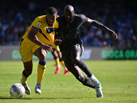 Isak Hien of Atalanta B.C. and Romelu Lukaku of S.S.C. Napoli are in action during the 11th day of the Serie A Championship between S.S.C. N...