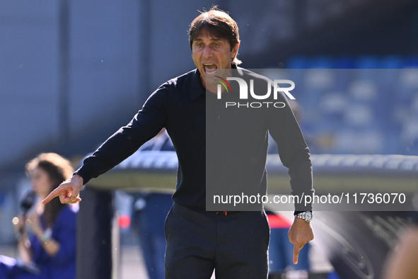 Antonio Conte coaches S.S.C. Napoli during the 11th day of the Serie A Championship between S.S.C. Napoli and Atalanta B.C. at the Diego Arm...