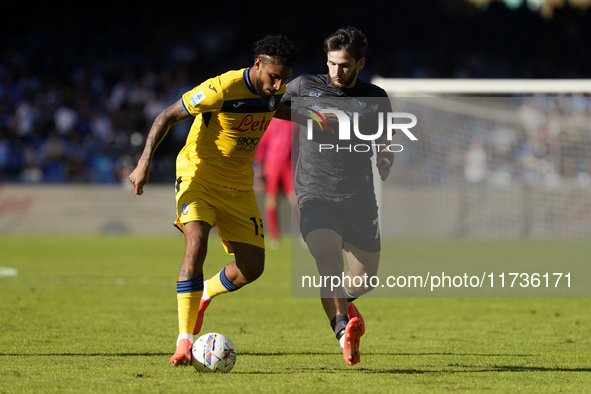 Ederson of Atalanta BC competes for the ball with Khvicha Kvaratskhelia of SSC Napoli during the Serie A match between SSC Napoli and Atalan...