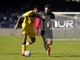 Ederson of Atalanta BC competes for the ball with Khvicha Kvaratskhelia of SSC Napoli during the Serie A match between SSC Napoli and Atalan...