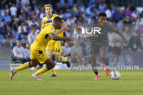 Isak Hien of Atalanta BC competes for the ball with David Neres of SSC Napoli during the Serie A match between SSC Napoli and Atalanta BC at...