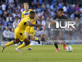 Isak Hien of Atalanta BC competes for the ball with David Neres of SSC Napoli during the Serie A match between SSC Napoli and Atalanta BC at...