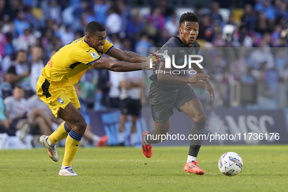 Isak Hien of Atalanta BC competes for the ball with David Neres of SSC Napoli during the Serie A match between SSC Napoli and Atalanta BC at...