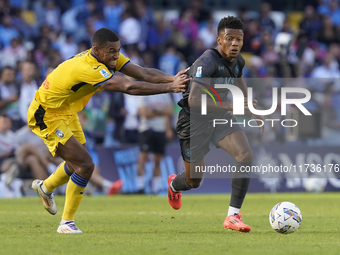 Isak Hien of Atalanta BC competes for the ball with David Neres of SSC Napoli during the Serie A match between SSC Napoli and Atalanta BC at...