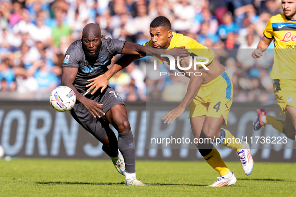 Romelu Lukaku of SSC Napoli and Isak Hien of Atalanta BC compete for the ball during the serie Serie A Enilive match between SSC Napoli and...