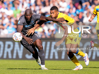 Romelu Lukaku of SSC Napoli and Isak Hien of Atalanta BC compete for the ball during the serie Serie A Enilive match between SSC Napoli and...