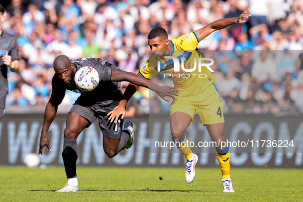 Isak Hien of Atalanta BC and Romelu Lukaku of SSC Napoli compete for the ball during the serie Serie A Enilive match between SSC Napoli and...