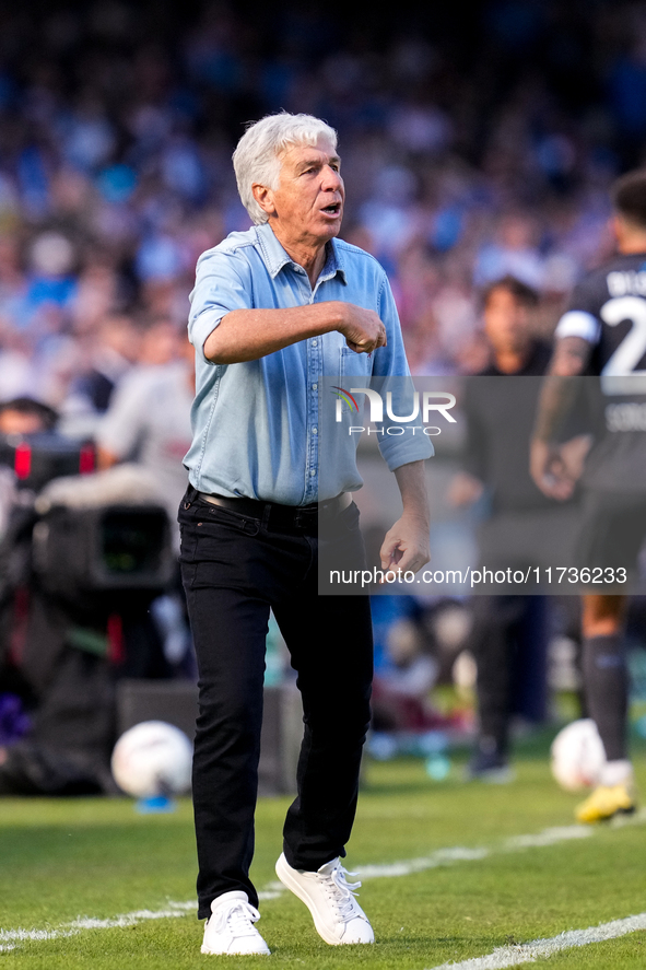 Gian Piero Gasperini Head Coach of Atalanta BC looks on during the serie Serie A Enilive match between SSC Napoli and Atalanta BC at Stadio...