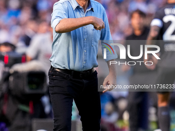 Gian Piero Gasperini Head Coach of Atalanta BC looks on during the serie Serie A Enilive match between SSC Napoli and Atalanta BC at Stadio...