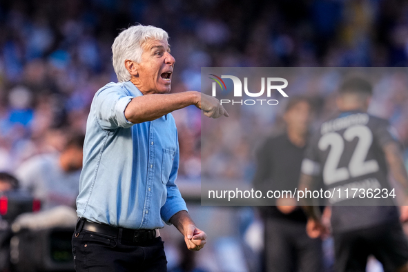 Gian Piero Gasperini Head Coach of Atalanta BC yells during the serie Serie A Enilive match between SSC Napoli and Atalanta BC at Stadio Die...