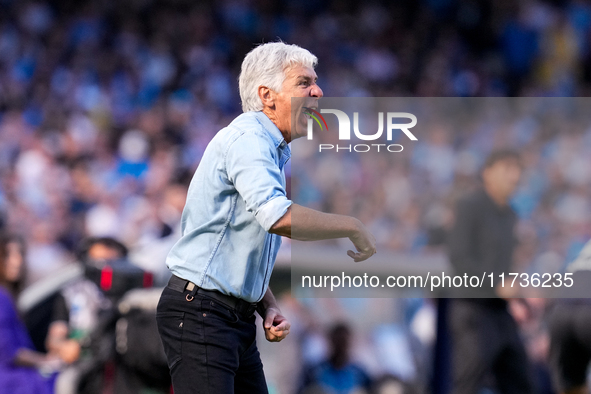 Gian Piero Gasperini Head Coach of Atalanta BC yells during the serie Serie A Enilive match between SSC Napoli and Atalanta BC at Stadio Die...