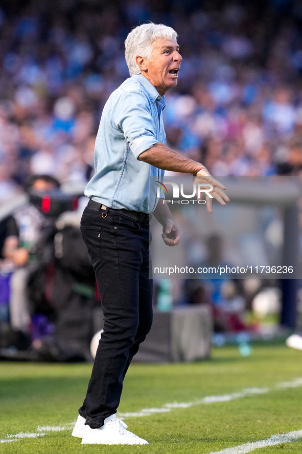 Gian Piero Gasperini Head Coach of Atalanta BC yells during the serie Serie A Enilive match between SSC Napoli and Atalanta BC at Stadio Die...