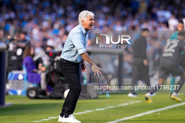 Gian Piero Gasperini Head Coach of Atalanta BC yells during the serie Serie A Enilive match between SSC Napoli and Atalanta BC at Stadio Die...