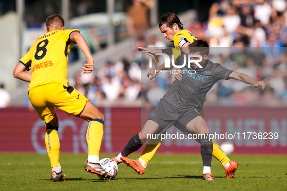 Marten de Roon of Atalanta BC and Billy Gilmour of SSC Napoli compete for the ball during the serie Serie A Enilive match between SSC Napoli...