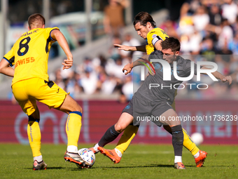 Marten de Roon of Atalanta BC and Billy Gilmour of SSC Napoli compete for the ball during the serie Serie A Enilive match between SSC Napoli...