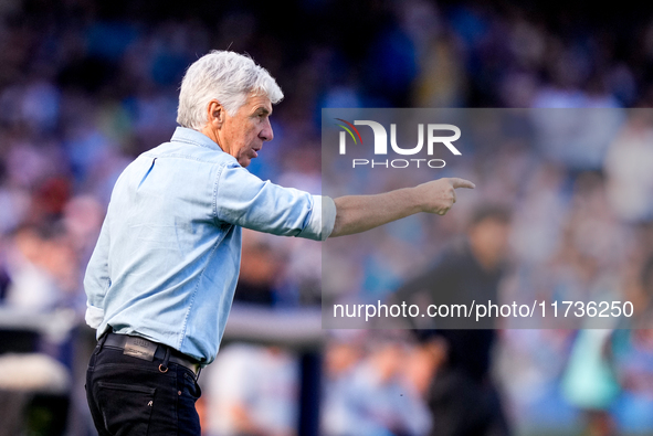 Gian Piero Gasperini Head Coach of Atalanta BC gestures during the serie Serie A Enilive match between SSC Napoli and Atalanta BC at Stadio...