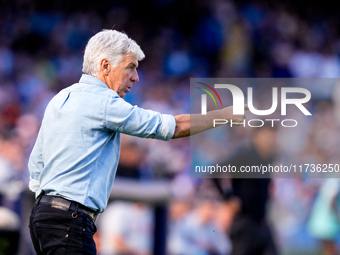 Gian Piero Gasperini Head Coach of Atalanta BC gestures during the serie Serie A Enilive match between SSC Napoli and Atalanta BC at Stadio...