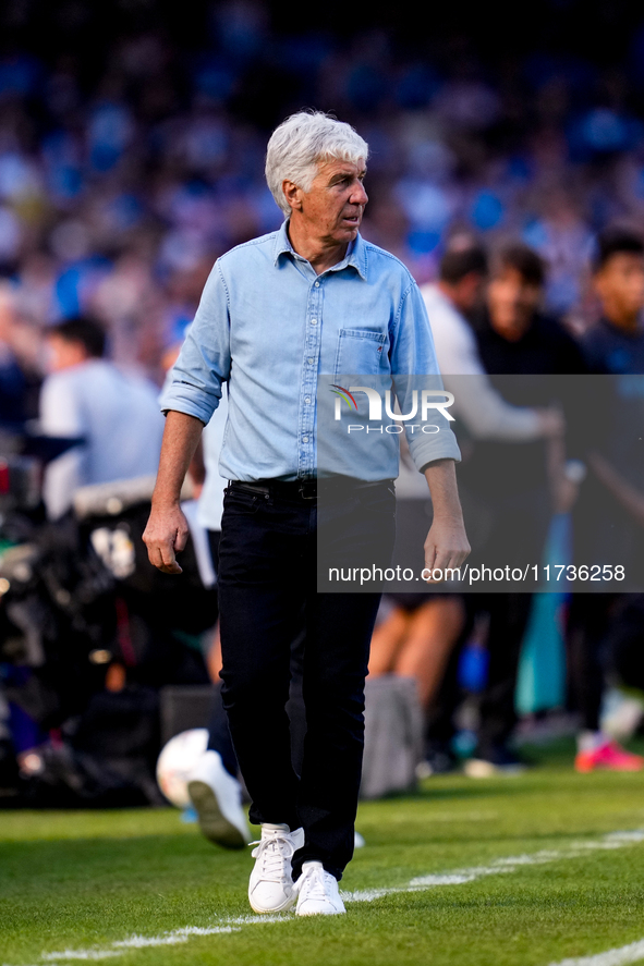 Gian Piero Gasperini Head Coach of Atalanta BC looks on during the serie Serie A Enilive match between SSC Napoli and Atalanta BC at Stadio...