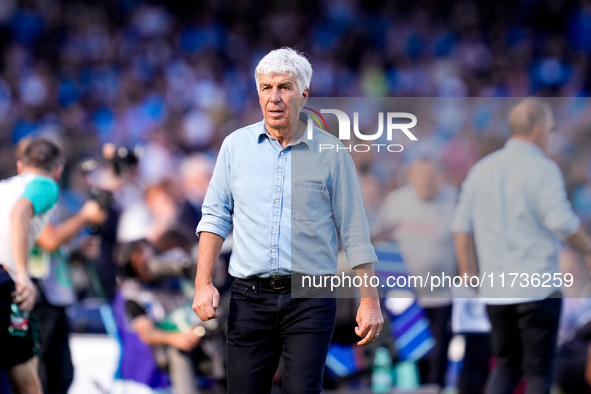 Gian Piero Gasperini Head Coach of Atalanta BC looks on during the serie Serie A Enilive match between SSC Napoli and Atalanta BC at Stadio...