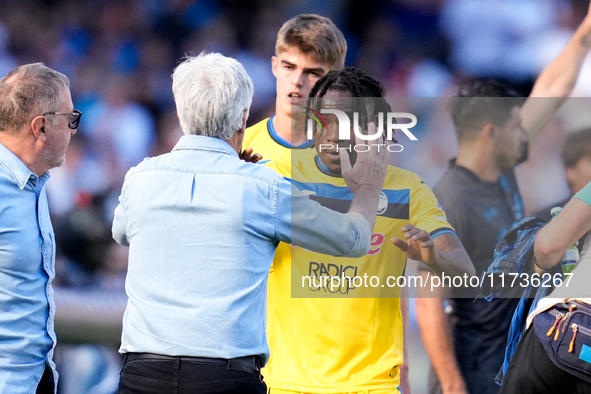 Gian Piero Gasperini Head Coach of Atalanta BC gives an high five to Ademola Lookman of Atalanta BC during the serie Serie A Enilive match b...