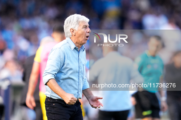 Gian Piero Gasperini Head Coach of Atalanta BC looks on during the serie Serie A Enilive match between SSC Napoli and Atalanta BC at Stadio...