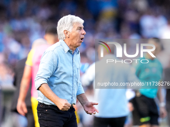 Gian Piero Gasperini Head Coach of Atalanta BC looks on during the serie Serie A Enilive match between SSC Napoli and Atalanta BC at Stadio...