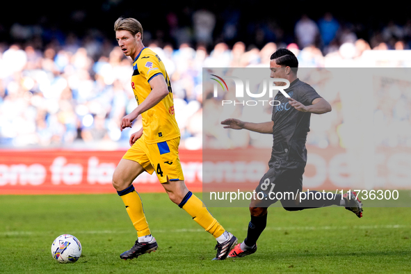 Marco Brescianini of Atalanta BC and Giacomo Raspadori of SSC Napoli compete for the ball during the serie Serie A Enilive match between SSC...