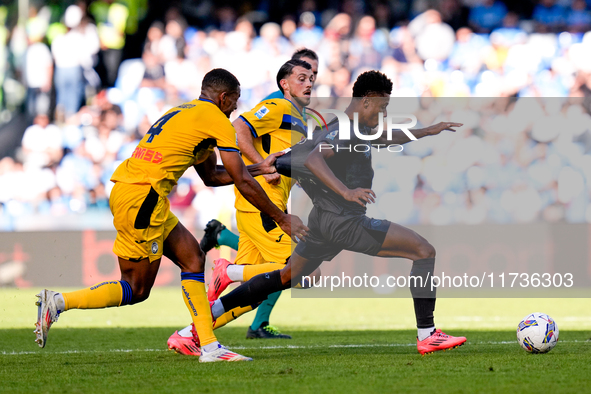 Isak Hien of Atalanta BC and David Neres of SSC Napoli compete for the ball during the serie Serie A Enilive match between SSC Napoli and At...