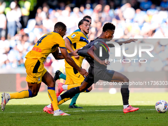 Isak Hien of Atalanta BC and David Neres of SSC Napoli compete for the ball during the serie Serie A Enilive match between SSC Napoli and At...