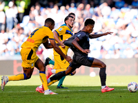 Isak Hien of Atalanta BC and David Neres of SSC Napoli compete for the ball during the serie Serie A Enilive match between SSC Napoli and At...